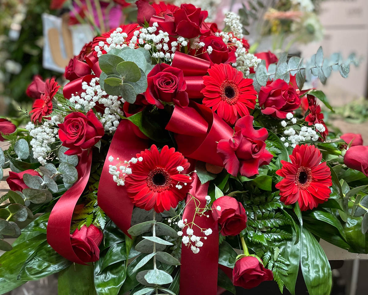 Mixed red casket cover from Annaville Florist