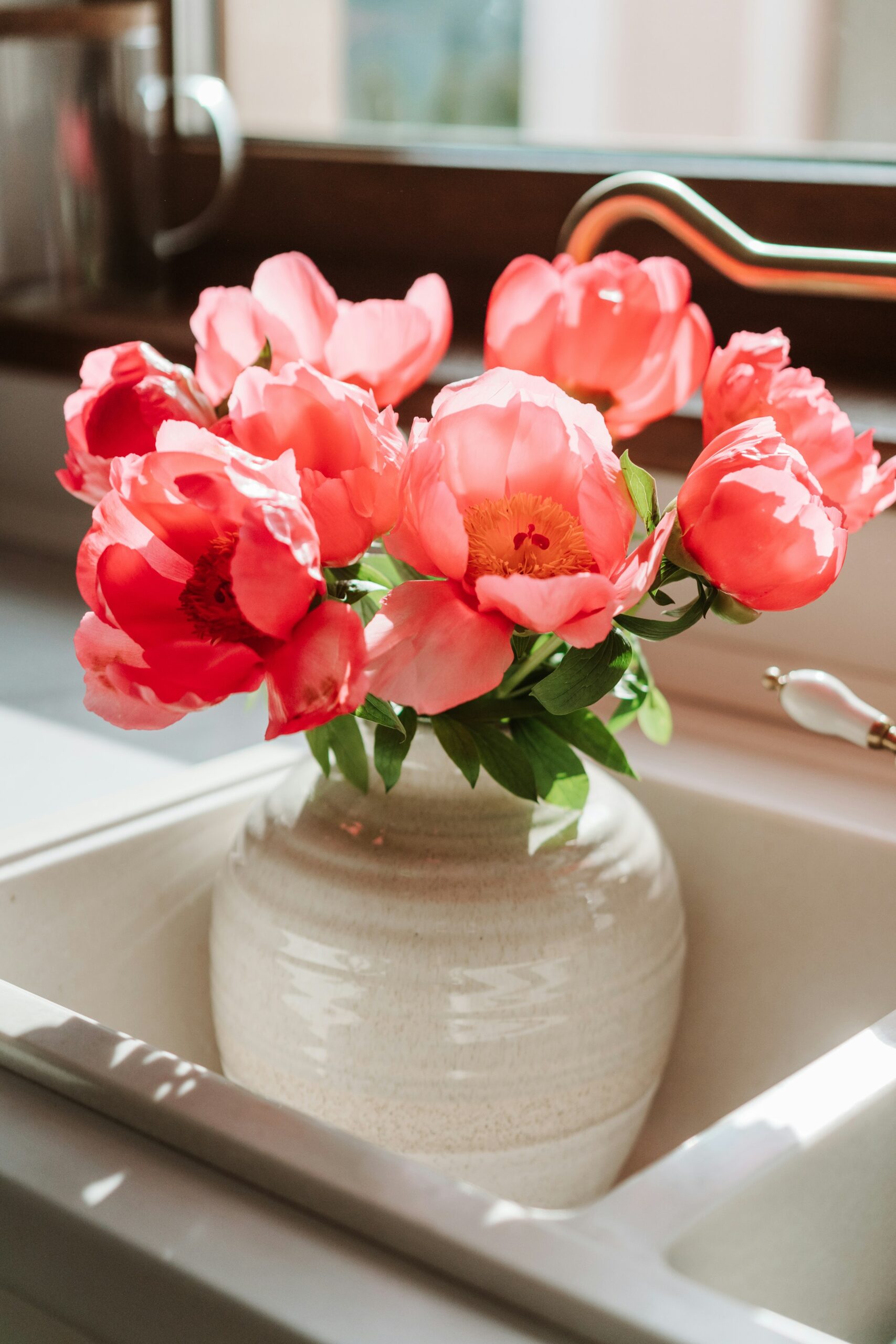 flower-vase-home-sink Care for your fresh-cut flowers at home